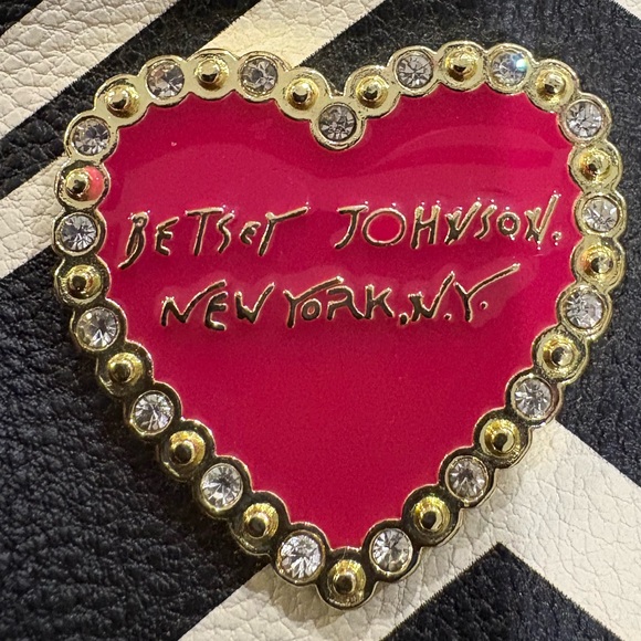 Betsey Johnson Black and White Chevron Crossbody Bag - Picture 6 of 12